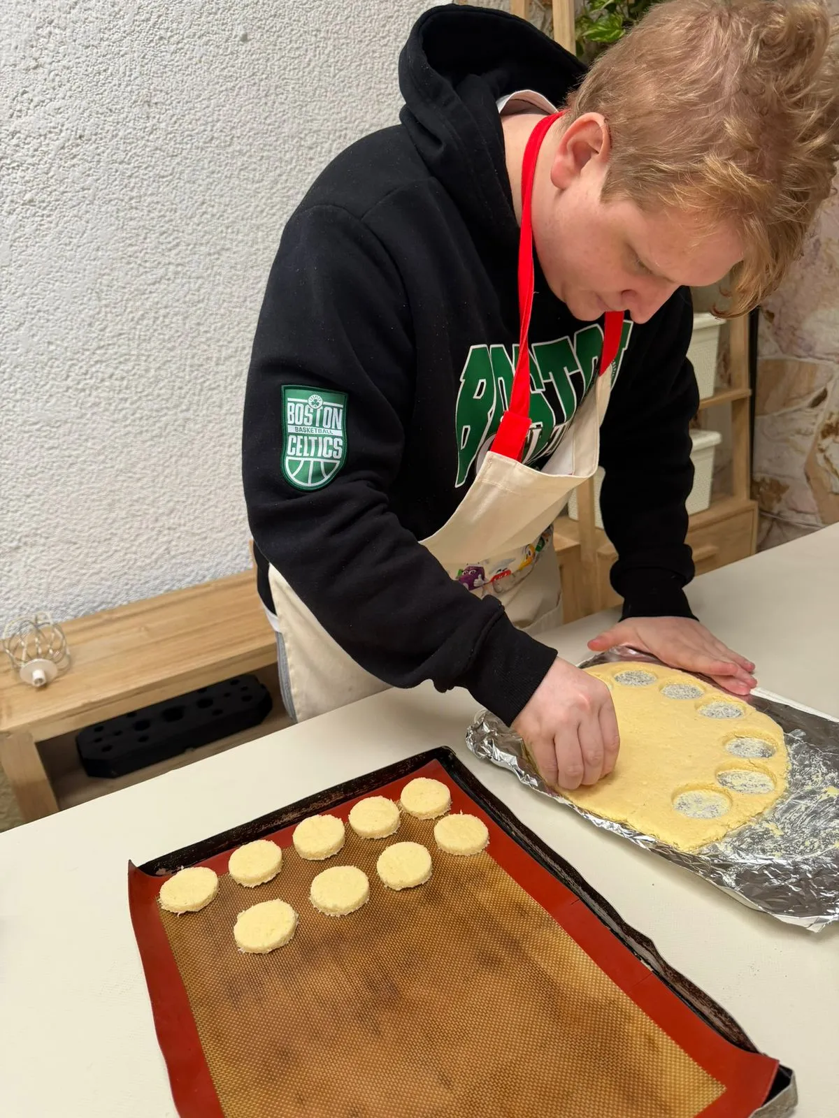 Amasando y cortando las tapas de los alfajores a mano